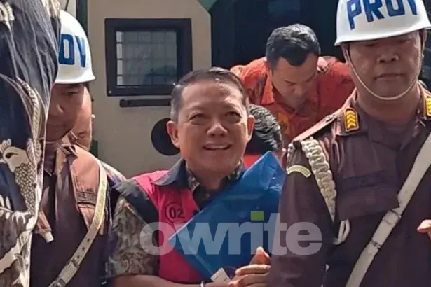 Eks Jampidsus Kejagung Febrie Adriansyah pakai rompi tahanan.