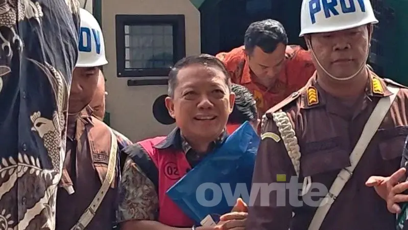 Eks Jampidsus Kejagung Febrie Adriansyah pakai rompi tahanan.