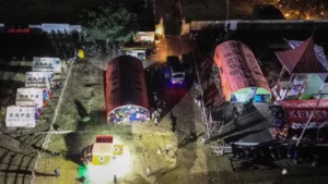 Foto udara sejumlah tenda pengungsian bencana gempa berdiri di Stadion Gelora Samador Maumere, Kabupaten Sikka, Nusa Tenggara Timur. (ANTARA FOTO/Mega Tokan).