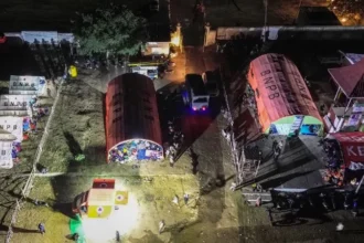 Foto udara sejumlah tenda pengungsian bencana gempa berdiri di Stadion Gelora Samador Maumere, Kabupaten Sikka, Nusa Tenggara Timur. (ANTARA FOTO/Mega Tokan).