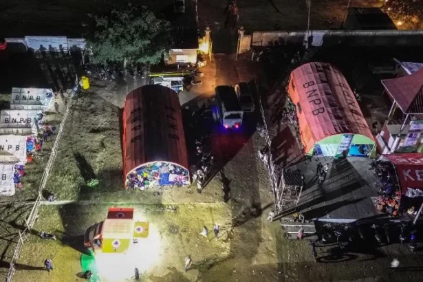 Foto udara sejumlah tenda pengungsian bencana gempa berdiri di Stadion Gelora Samador Maumere, Kabupaten Sikka, Nusa Tenggara Timur. (ANTARA FOTO/Mega Tokan).