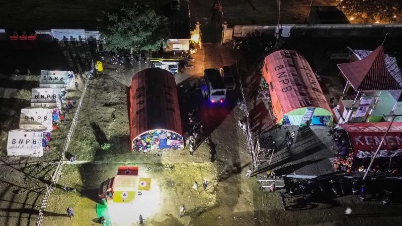 Foto udara sejumlah tenda pengungsian bencana gempa berdiri di Stadion Gelora Samador Maumere, Kabupaten Sikka, Nusa Tenggara Timur. (ANTARA FOTO/Mega Tokan).