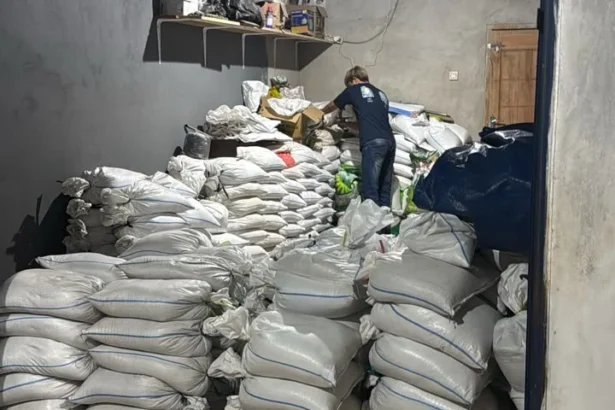 Sebuah gudang di Desa Gantungan, Kecamatan Gantung, Kabupaten Belitung Timur, Kepulauan Bangka Belitung jadi tempat penyimpanan 28 ton pasir timah ilegal.