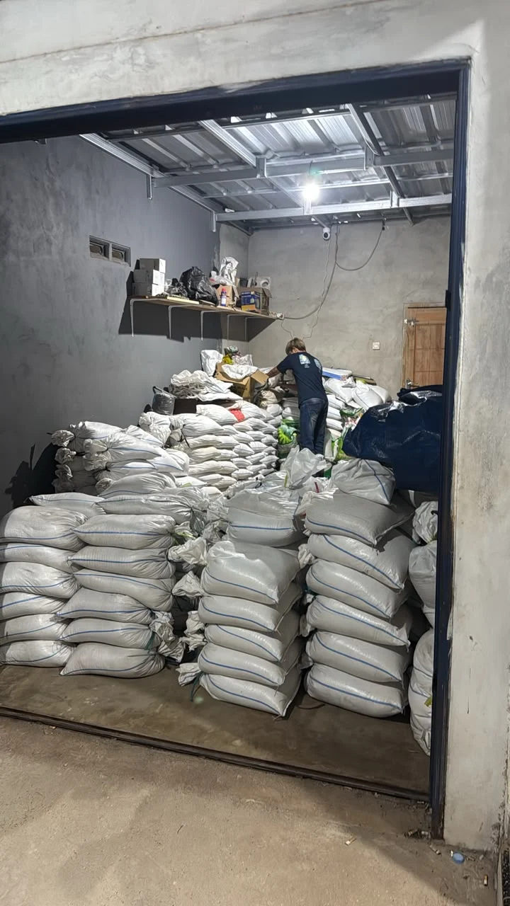 Sebuah gudang di Desa Gantungan, Kecamatan Gantung, Kabupaten Belitung Timur, Kepulauan Bangka Belitung jadi tempat penyimpanan 28 ton pasir timah ilegal.
