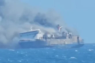 KM Mutiara Sentosa II terbakar di Perairan Madura. (Sumber: Istimewa)