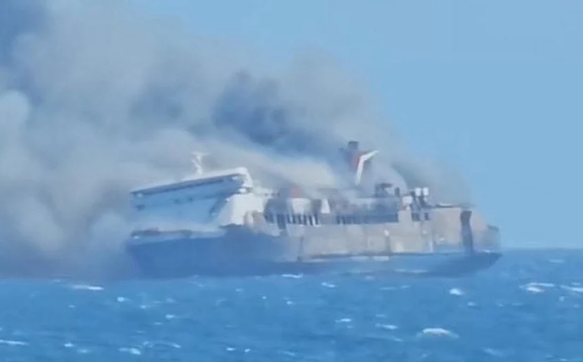 KM Mutiara Sentosa II terbakar di Perairan Madura. (Sumber: Istimewa)