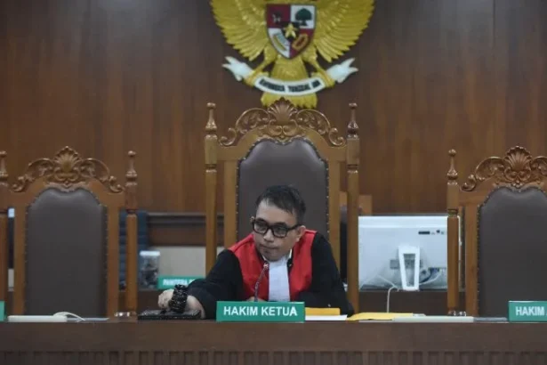 Hakim tunggal M. Firman Akbar mengetuk palu saat memimpin sidang praperadilan terkait penyitaan dalam kasus dugaan korupsi tata kelola program MBG yang diajukan tersangka Lodewyk Pusung.