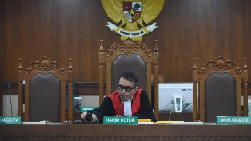 Hakim tunggal M. Firman Akbar mengetuk palu saat memimpin sidang praperadilan terkait penyitaan dalam kasus dugaan korupsi tata kelola program MBG yang diajukan tersangka Lodewyk Pusung.