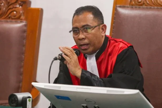 Hakim tunggal Richard Edwin Basoeki saat membacakan pertimbangan dalam putusan praperadilan yang diajukan eks Jampidsus Febrie Adriansyah.