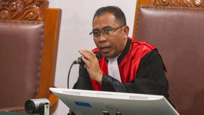 Hakim tunggal Richard Edwin Basoeki saat membacakan pertimbangan dalam putusan praperadilan yang diajukan eks Jampidsus Febrie Adriansyah.