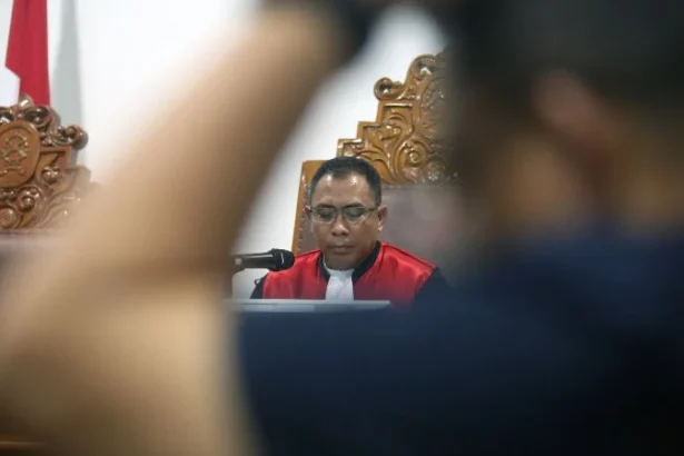Hakim tunggal Richard Edwin Basoeki saat menolak seluruh permohonan praperadilan yang diajukan kubu eks Jampidsus Febrie Adriansyah di PN Jaksel.