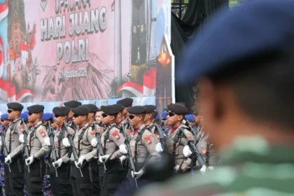 Sejumlah anggota Polri mengikuti upacara Hari Juang Polri.