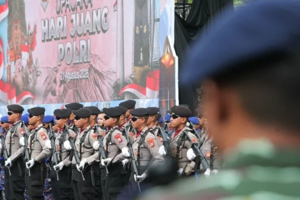 Sejumlah anggota Polri mengikuti upacara Hari Juang Polri.