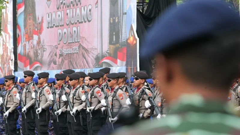 Sejumlah anggota Polri mengikuti upacara Hari Juang Polri.