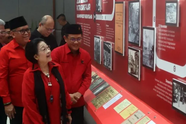 Ketua Umum DPP PDIP Megawati Soekarnoputri (kedua kanan) didampingi Sekjen PDIP Hasto Kristiyanto (kedua kiri). ANTARA FOTO/Yulius Satria Wijaya