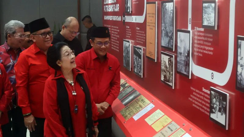 Ketua Umum DPP PDIP Megawati Soekarnoputri (kedua kanan) didampingi Sekjen PDIP Hasto Kristiyanto (kedua kiri). ANTARA FOTO/Yulius Satria Wijaya