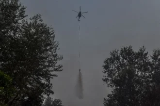 Helikopter BNPB menumpahkan air saat memadamkan kebakaran hutan dan lahan (karhutla).