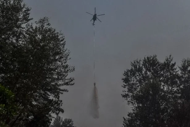 Helikopter BNPB menumpahkan air saat memadamkan kebakaran hutan dan lahan (karhutla).