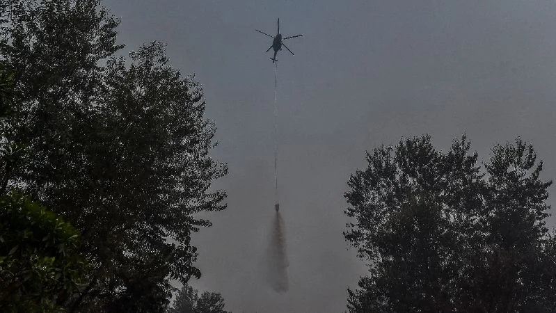 Helikopter BNPB menumpahkan air saat memadamkan kebakaran hutan dan lahan (karhutla).