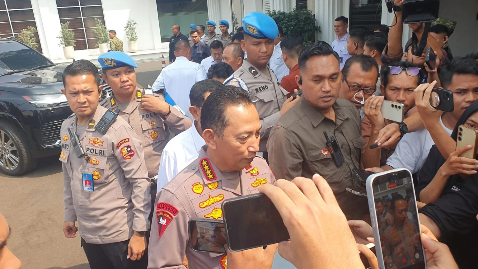 Kapolri Sigit menanggapi kabar dirinya bakal dicopot dari jabatannya di Kemenko Polkam. (Sumber: istimewa)