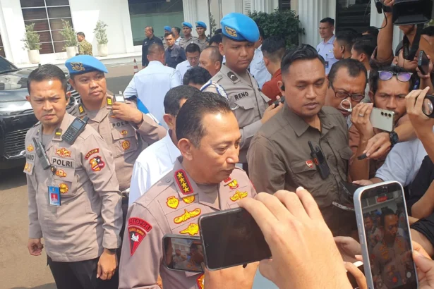 Kapolri Sigit menanggapi kabar dirinya bakal dicopot dari jabatannya di Kemenko Polkam. (Sumber: istimewa)
