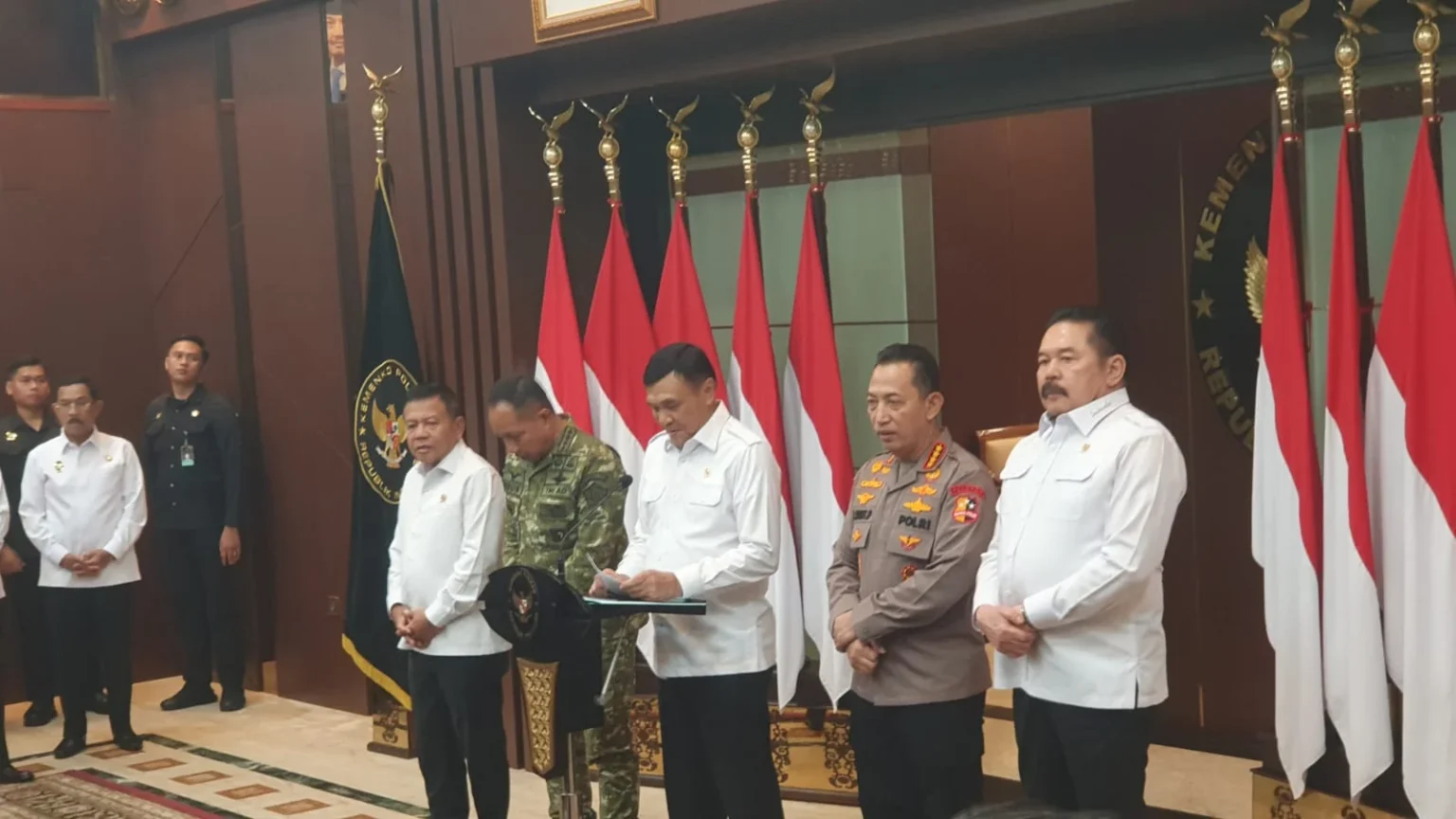 Menko Polkam Djamari Chaniago setelah melakukan rapat koordinasi dengan Kapolri, Jaksa Agung, dan Panglima TNI mengomentari fenomena pemasangan pagar tinggi di pusat perbelanjaan. (Sumber: Istimewa)