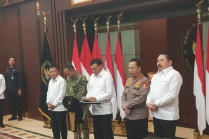 Menko Polkam Djamari Chaniago setelah melakukan rapat koordinasi dengan Kapolri, Jaksa Agung, dan Panglima TNI mengomentari fenomena pemasangan pagar tinggi di pusat perbelanjaan. (Sumber: Istimewa)