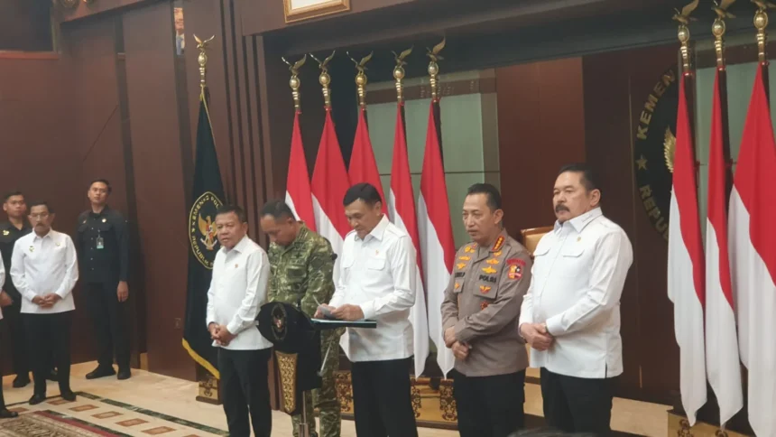 Menko Polkam Djamari Chaniago setelah melakukan rapat koordinasi dengan Kapolri, Jaksa Agung, dan Panglima TNI mengomentari fenomena pemasangan pagar tinggi di pusat perbelanjaan. (Sumber: Istimewa)