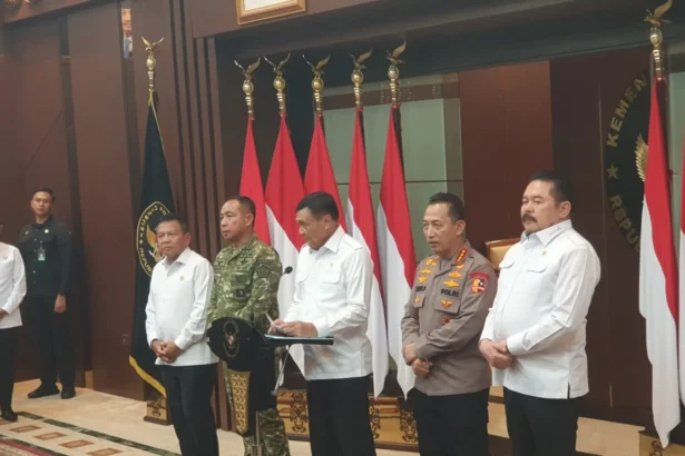 Menko Polkam bersama Kapolri Jenderal Listyo Sigit Prabowo, Jaksa Agung ST Burhanuddin, Panglima TNI Jenderal Agus Subiyanto, dan Kepala BIN Herindra menggelar rapat koordinasi mengenai situasi kondisi keamanan. (Sumber: Istimewa)