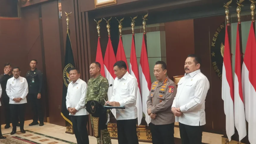 Menko Polkam bersama Kapolri Jenderal Listyo Sigit Prabowo, Jaksa Agung ST Burhanuddin, Panglima TNI Jenderal Agus Subiyanto, dan Kepala BIN Herindra menggelar rapat koordinasi mengenai situasi kondisi keamanan. (Sumber: Istimewa)