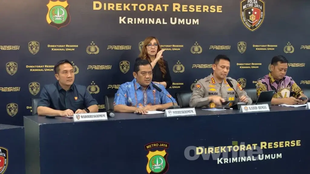Dirkrimum Polda Metro Jaya Kombes Iman Imanuddin (batik biru) membongkar kasus dugaan penyebaran hoaks selama Juni-Agustus 2026. (Sumber: Owrite/Rahmat Baihaqi)