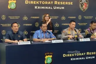 Dirkrimum Polda Metro Jaya Kombes Iman Imanuddin (batik biru) membongkar kasus dugaan penyebaran hoaks selama Juni-Agustus 2026. (Sumber: Owrite/Rahmat Baihaqi)