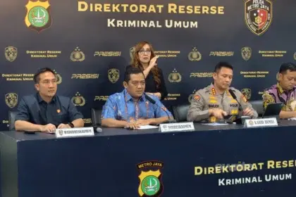 Dirkrimum Polda Metro Jaya Kombes Iman Imanuddin (batik biru) membongkar kasus dugaan penyebaran hoaks selama Juni-Agustus 2026. (Sumber: Owrite/Rahmat Baihaqi)