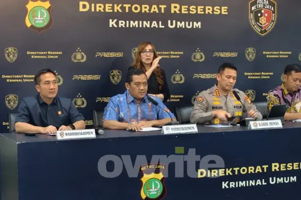 Dirkrimum Polda Metro Jaya Kombes Iman Imanuddin (batik biru) membongkar kasus dugaan penyebaran hoaks selama Juni-Agustus 2026. (Sumber: Owrite/Rahmat Baihaqi)