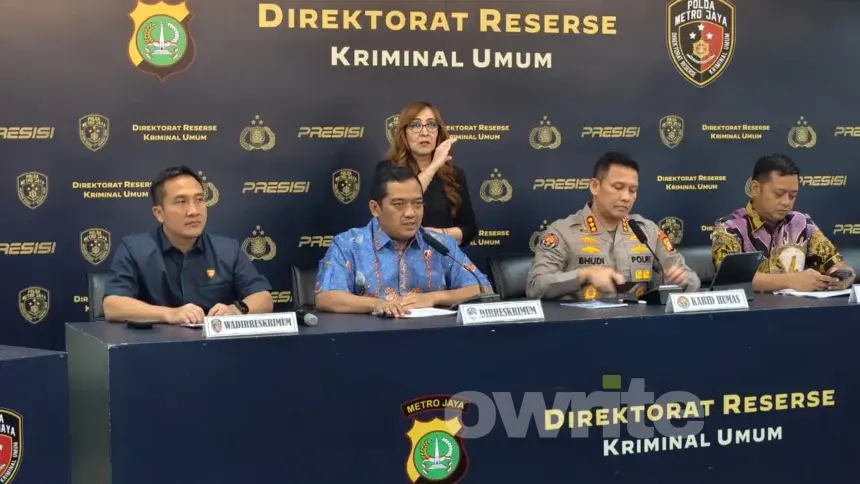 Dirkrimum Polda Metro Jaya Kombes Iman Imanuddin (batik biru) membongkar kasus dugaan penyebaran hoaks selama Juni-Agustus 2026. (Sumber: Owrite/Rahmat Baihaqi)