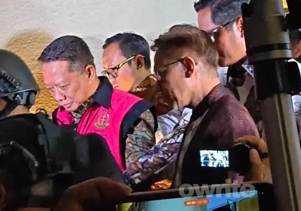 Eks Jampidsus Febrie Adriansyah keluar dari Gedung Utama Kejagung setelah diperiksa 7 jam. (Sumber: Owrite/Rahmat Baihaqi)