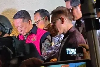 Eks Jampidsus Febrie Adriansyah keluar dari Gedung Utama Kejagung setelah diperiksa 7 jam. (Sumber: Owrite/Rahmat Baihaqi)