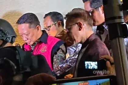 Eks Jampidsus Febrie Adriansyah keluar dari Gedung Utama Kejagung setelah diperiksa 7 jam. (Sumber: Owrite/Rahmat Baihaqi)