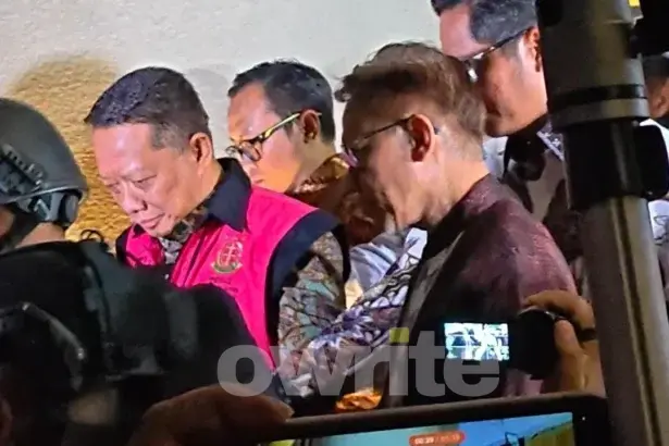 Eks Jampidsus Febrie Adriansyah keluar dari Gedung Utama Kejagung setelah diperiksa 7 jam. (Sumber: Owrite/Rahmat Baihaqi)