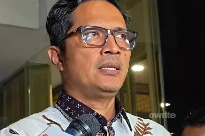 Kuasa hukum eks Jampidsus Febrie Adriansyah, Febri Diansyah usai mendampingi kliennya diperiksa 7 jam. (Sumber: Owrite/Rahmat Baihaqi)