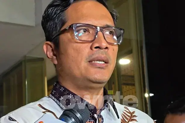 Kuasa hukum eks Jampidsus Febrie Adriansyah, Febri Diansyah usai mendampingi kliennya diperiksa 7 jam. (Sumber: Owrite/Rahmat Baihaqi)