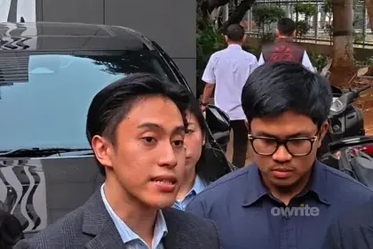YouTuber Bigmo (memakai kemeja biru) hanya tertunduk usai diperiksa kepolisian dugaan kasus eksploitasi anak