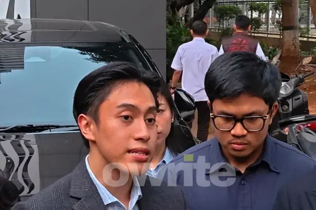 YouTuber Bigmo (memakai kemeja biru) hanya tertunduk usai diperiksa kepolisian dugaan kasus eksploitasi anak