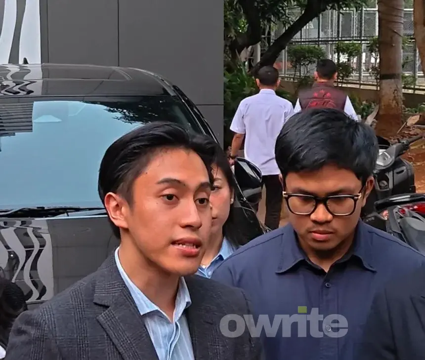 YouTuber Bigmo (memakai kemeja biru) hanya tertunduk usai diperiksa kepolisian dugaan kasus eksploitasi anak