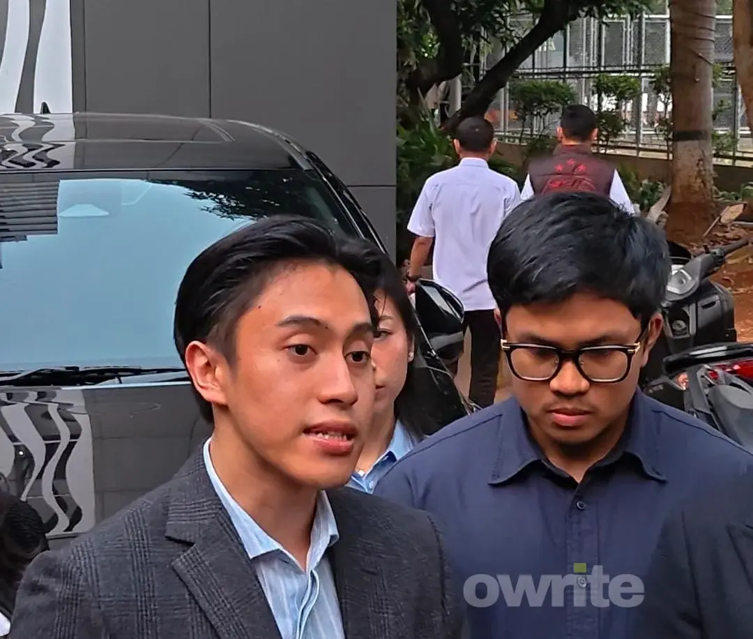 YouTuber Bigmo (memakai kemeja biru) hanya tertunduk usai diperiksa kepolisian dugaan kasus eksploitasi anak