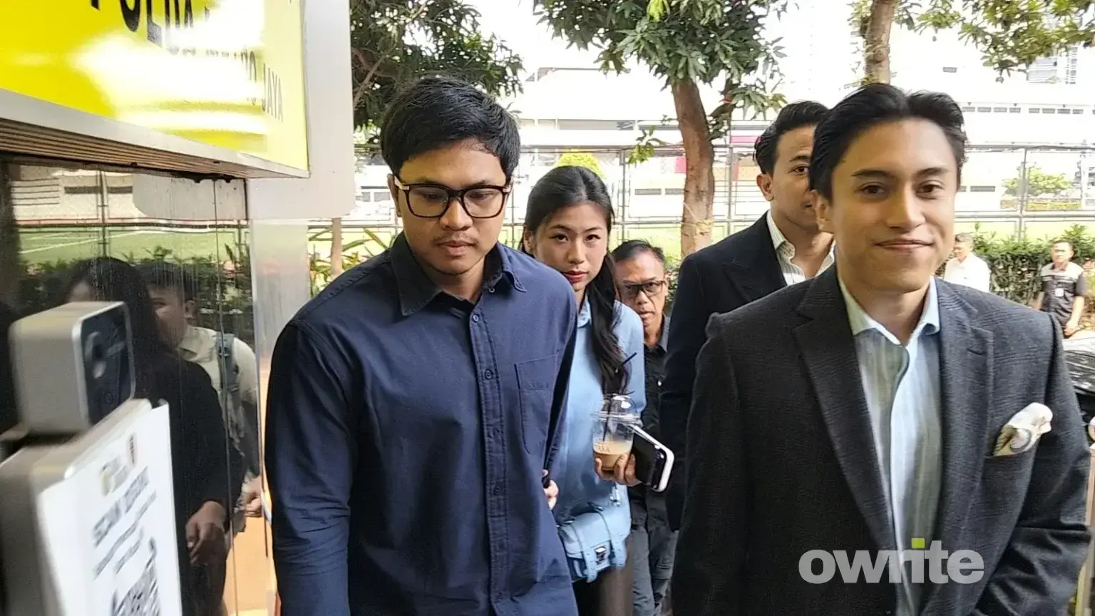 Youtuber Bigmo (kemeja biru) saat memenuhi panggilan kepolisian untuk diperiksa kasus dugaan eksploitasi anak