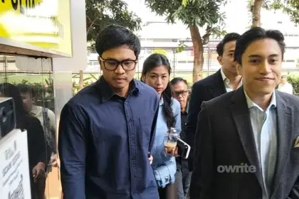 Youtuber Bigmo (kemeja biru) saat memenuhi panggilan kepolisian untuk diperiksa kasus dugaan eksploitasi anak 