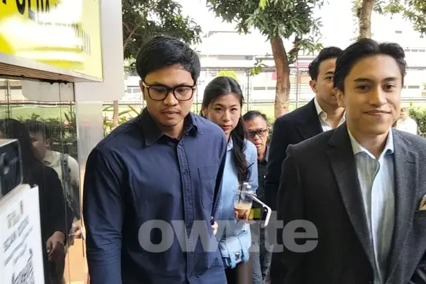 Youtuber Bigmo (kemeja biru) saat memenuhi panggilan kepolisian untuk diperiksa kasus dugaan eksploitasi anak