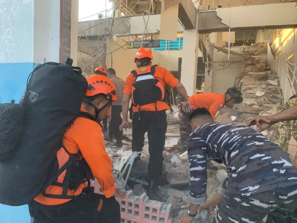 Tim SAR lakukan evakuasi Gempa Bumi M7,7 di NTT. (Sumber: Tim SAR Maumere NTT)