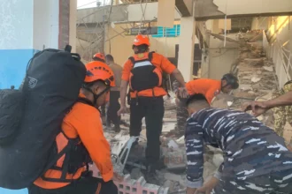 Tim SAR lakukan evakuasi Gempa Bumi M7,7 di NTT. (Sumber: Tim SAR Maumere NTT)